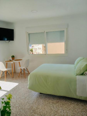 Estudio en Jerez centro con nevera y microondas